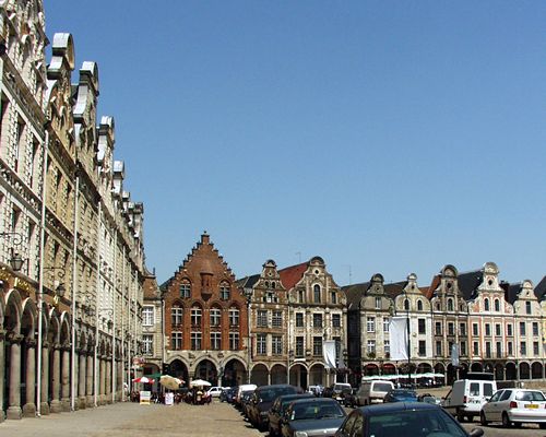 Piata Mare. La Arras, in Piata Mare si, alturi, n piata primariei se gasesc 158 de case vechi negustoresti(datnd din ~1650), aproape identice, cu fatadele sustinute de piloni, un ansamblu unic n lume